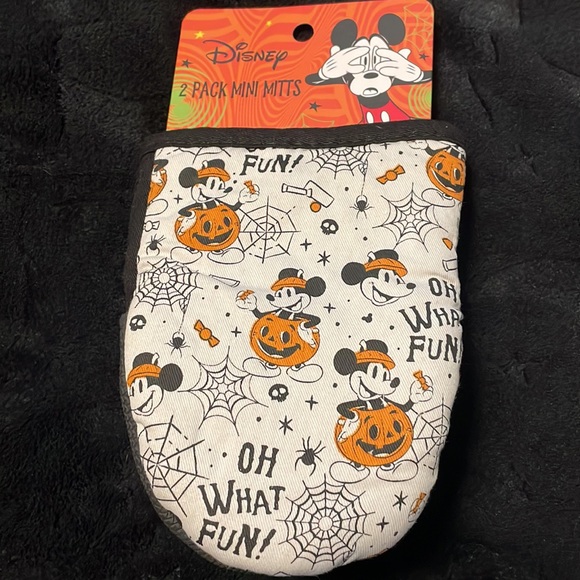 Mickey Mouse pumpkin mini oven mitts. - Picture 3 of 4